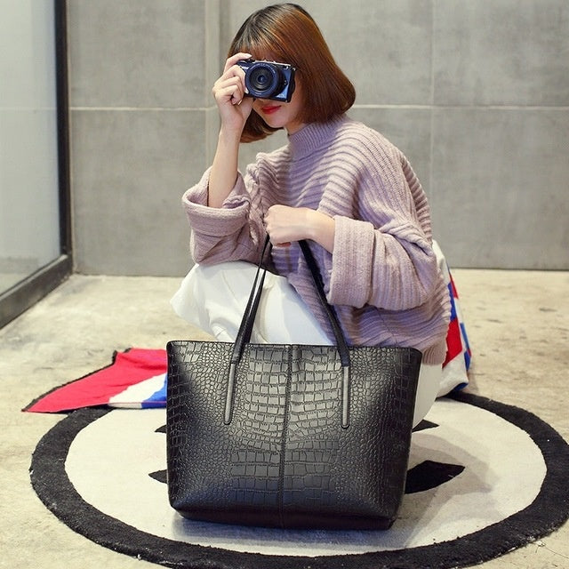 Versatile large capacity handbag