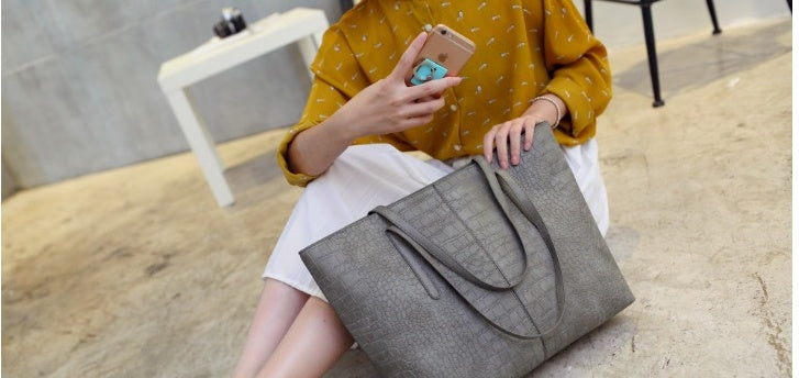 Versatile large capacity handbag