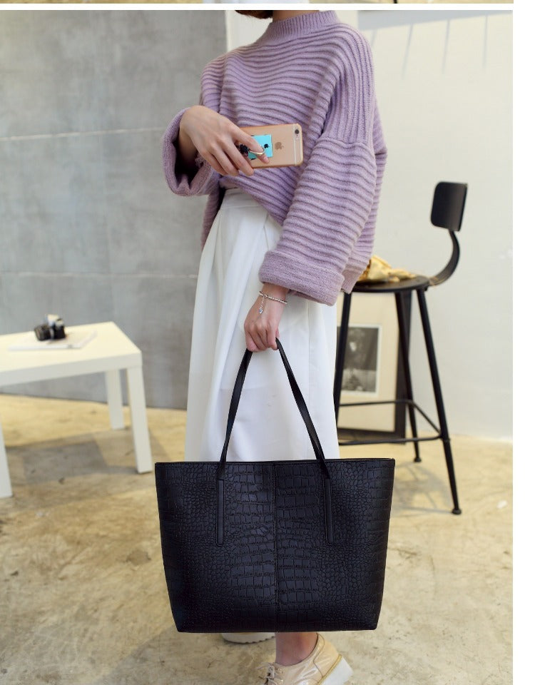 Versatile large capacity handbag